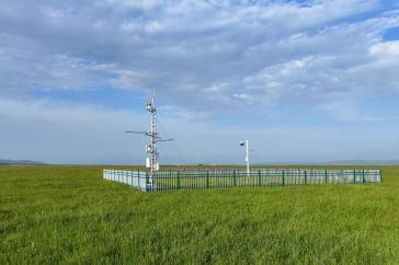 科学仪器坐落在蓝天下的绿色田野上.